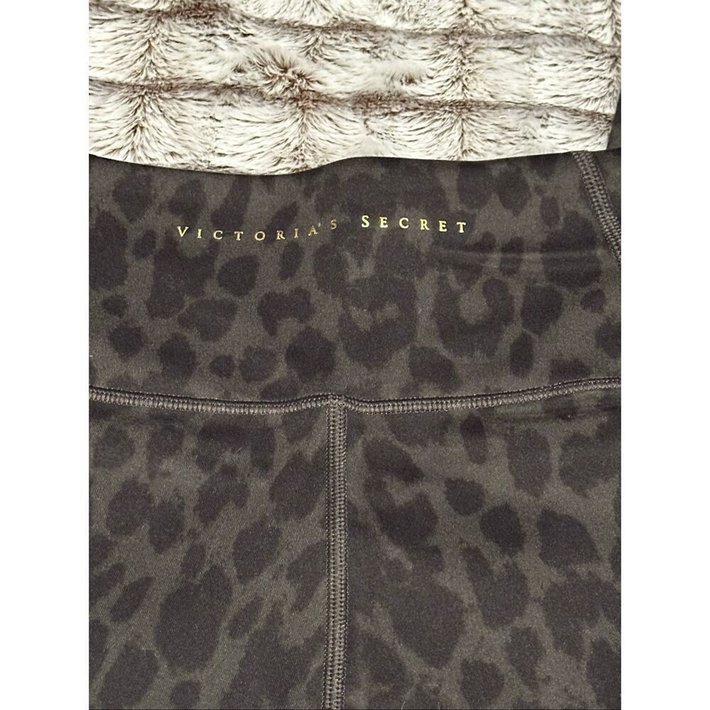 NWOT Women’s Victoria's Secret Leopard Print Leggings with side pockets and hidd - Picture 6 of 8